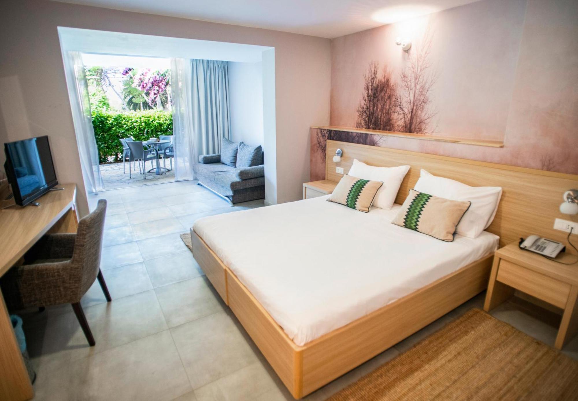 Aminess Vival Velaris Resort Supetar Bagian luar foto