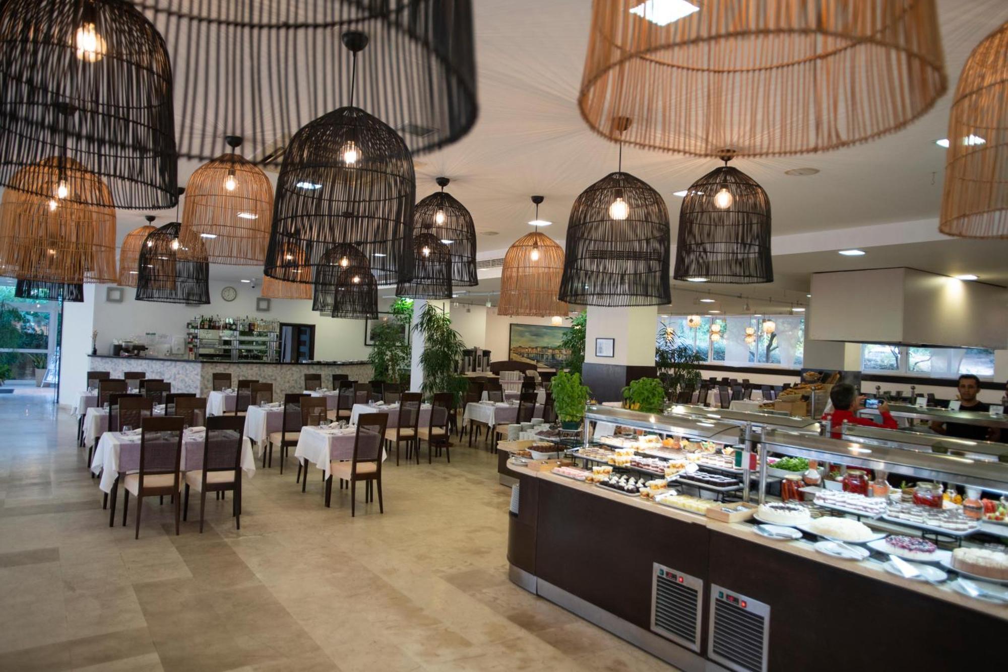 Aminess Vival Velaris Resort Supetar Bagian luar foto