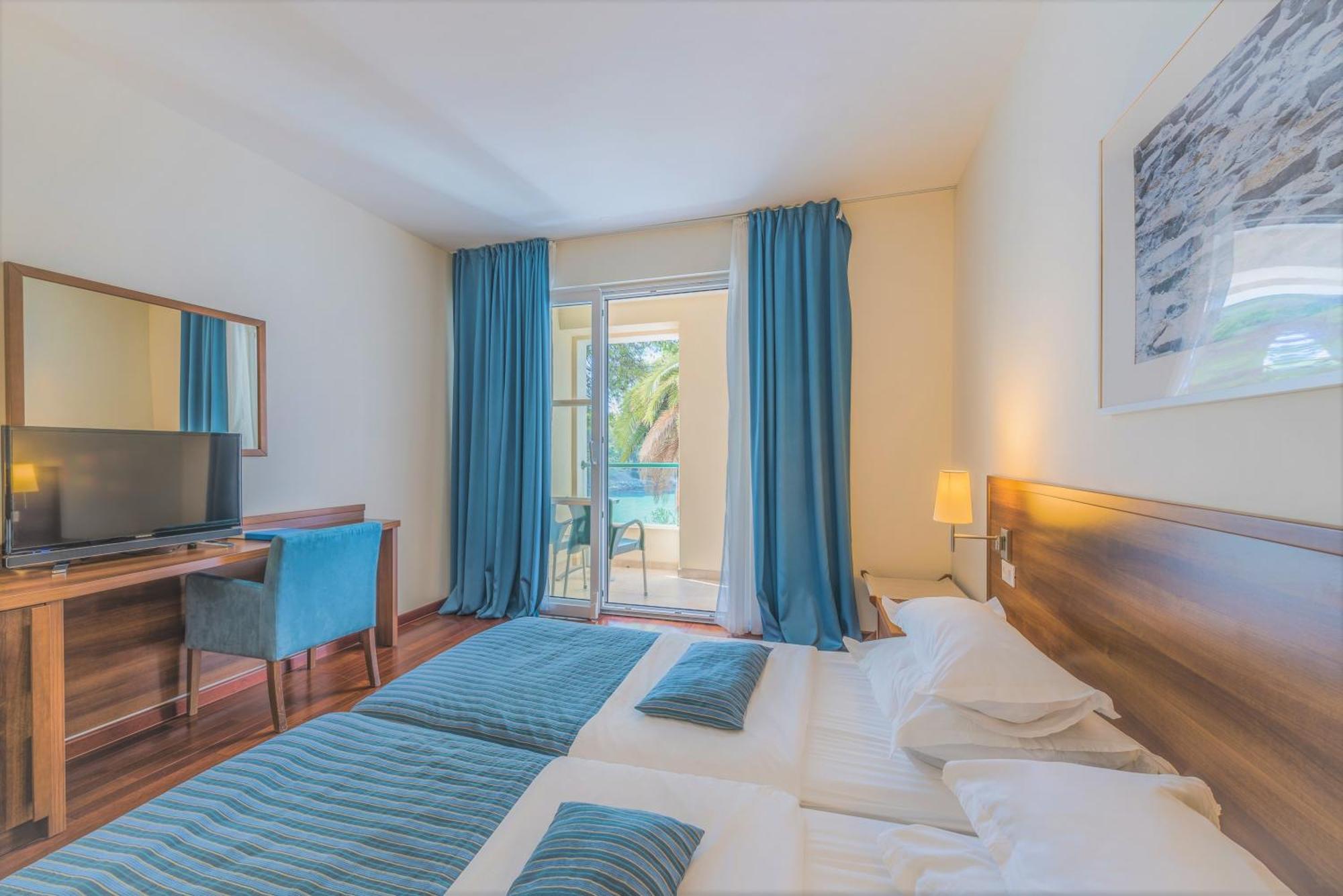 Aminess Vival Velaris Resort Supetar Bagian luar foto