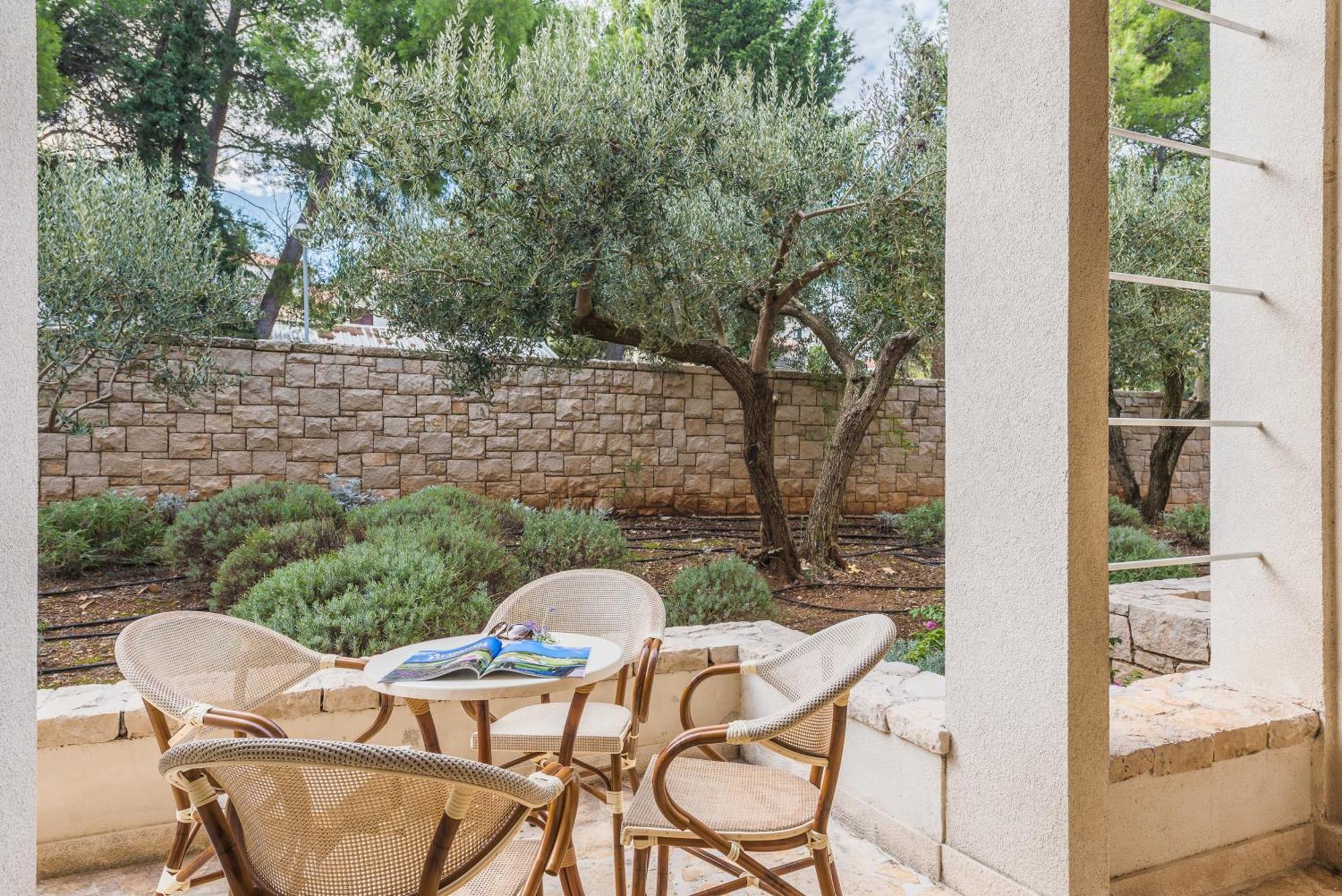 Aminess Vival Velaris Resort Supetar Bagian luar foto